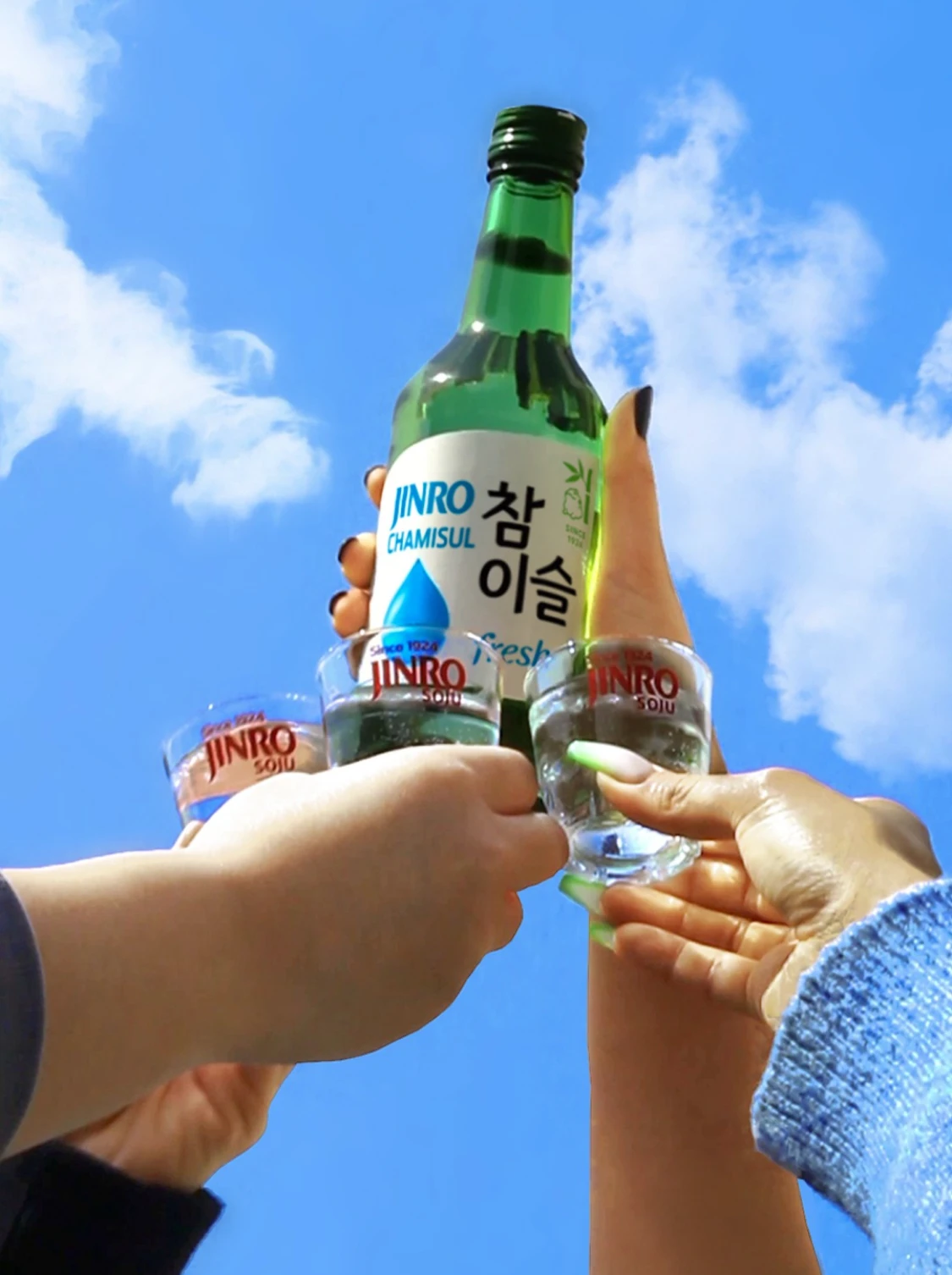 Brinde ao ar livre, com garrafa JINRO e céu azul